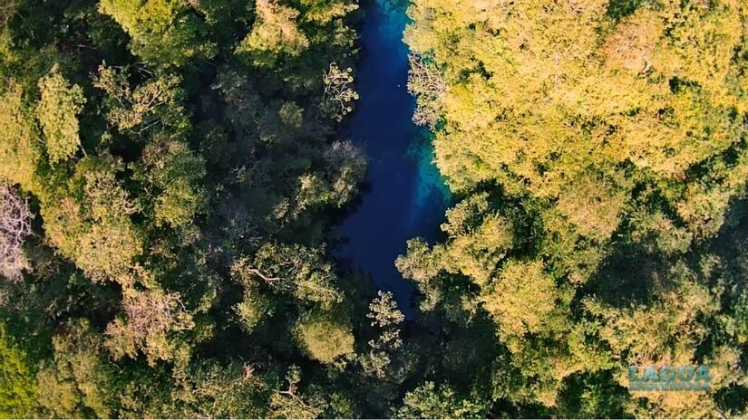 A melhor época para visitar é entre maio e setembro, quando a água fica ainda mais cristalina (Fotos: Reprodução/Youtube)