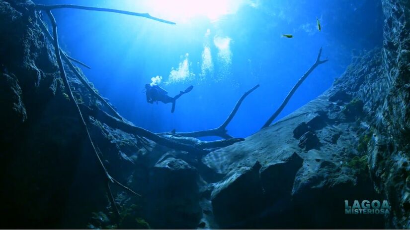 Expedições já desceram mais de 200 metros sem alcançar o fundo da cavidade calcária