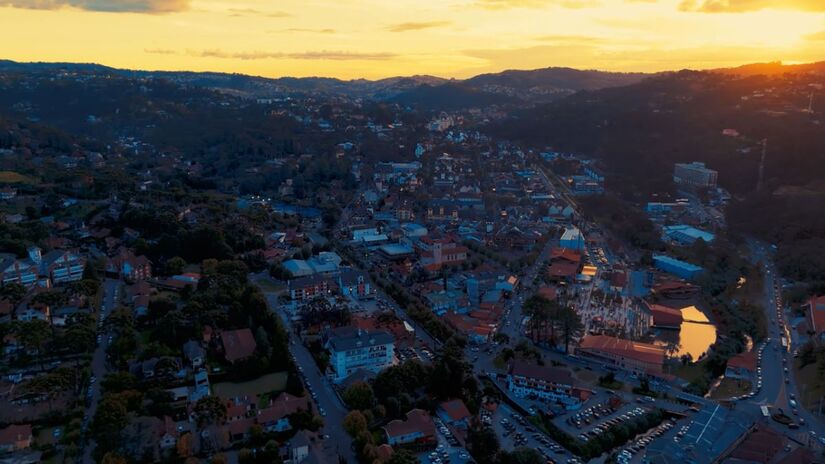Campos do Jordão combina altitude recorde, frio intenso e arquitetura europeia para atrair turistas o ano todo