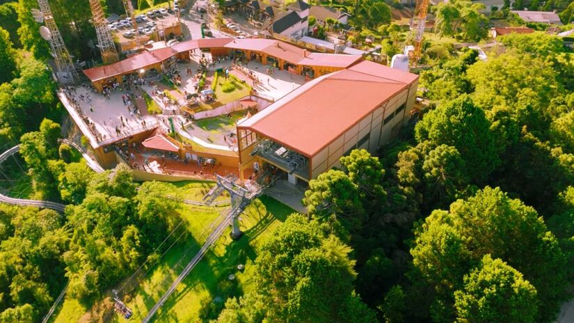 Gastronomia, natureza e clima serrano fazem de Campos do Jordão um dos destinos mais procurados do país (Fotos: Reprodução/Youtube)