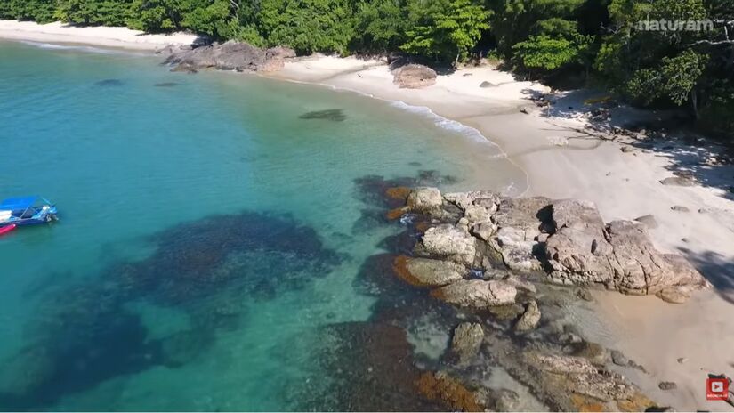 Já para quem prefere tranquilidade, a Praia do Cedro do Sul é uma das mais desertas do litoral (Fotos: Reprodução/Youtube)
