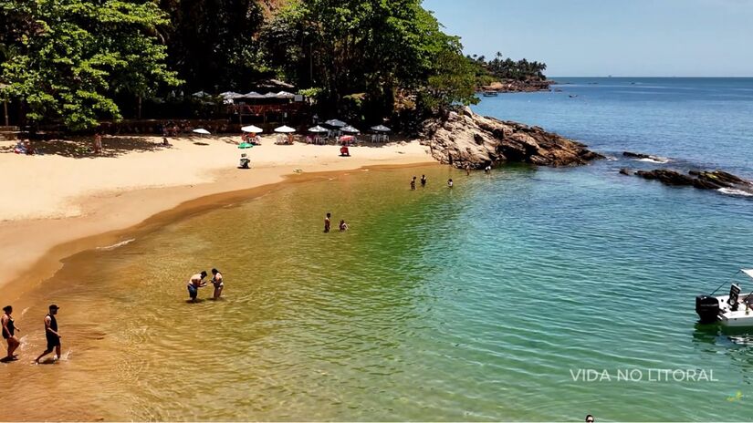 A escolha entre os dois litorais depende do estilo de viagem: contato com a natureza ou comodidade urbana (Fotos: reprodução/Youtube)