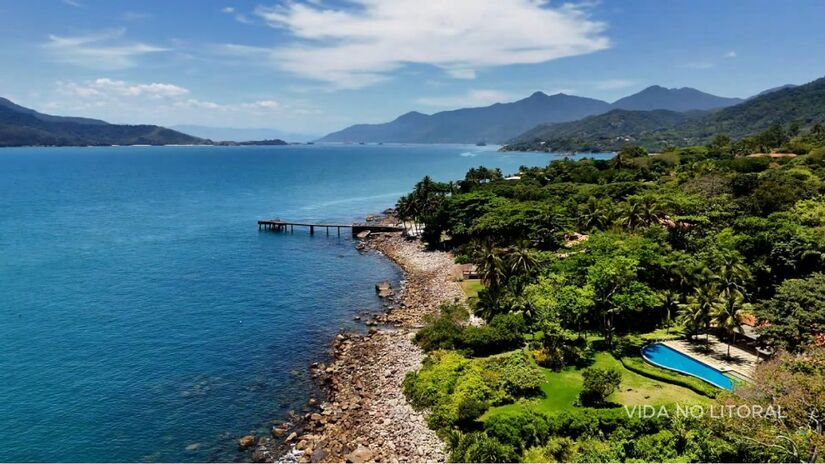 Ilhabela oferece praias paradisíacas, cachoeiras refrescantes e um clima que combina aventura e descanso