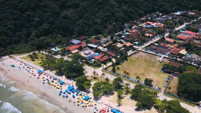 À tarde, o roteiro segue para a Praia do Tombo ou Pernambuco, cada uma com um visual único