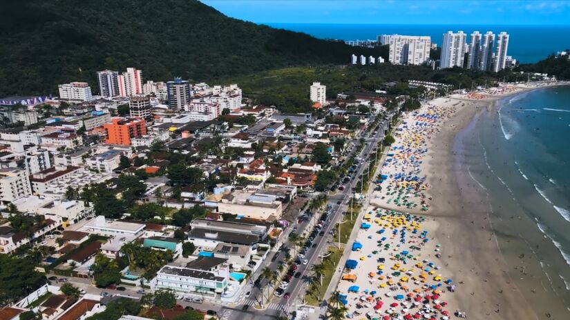 A manhã começa na Praia da Enseada, ideal para caminhadas, família e boa infraestrutura