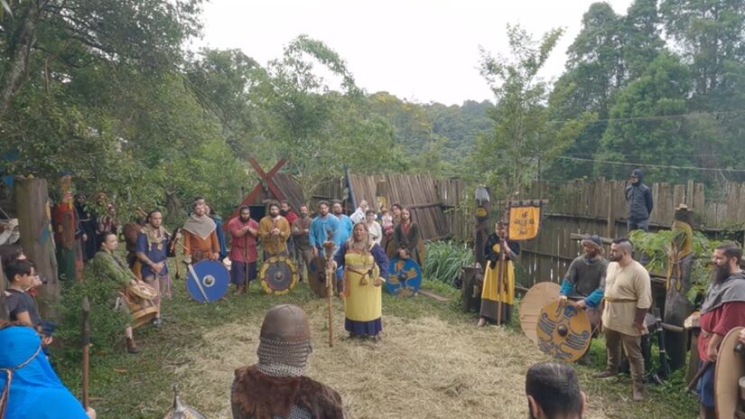 No momento, a vila funciona apenas para atividades esporádicas, que são divulgadas antecipadamente nas redes sociais do projeto (Fotos: Reprodução YouTube/Pombos Viajantes)