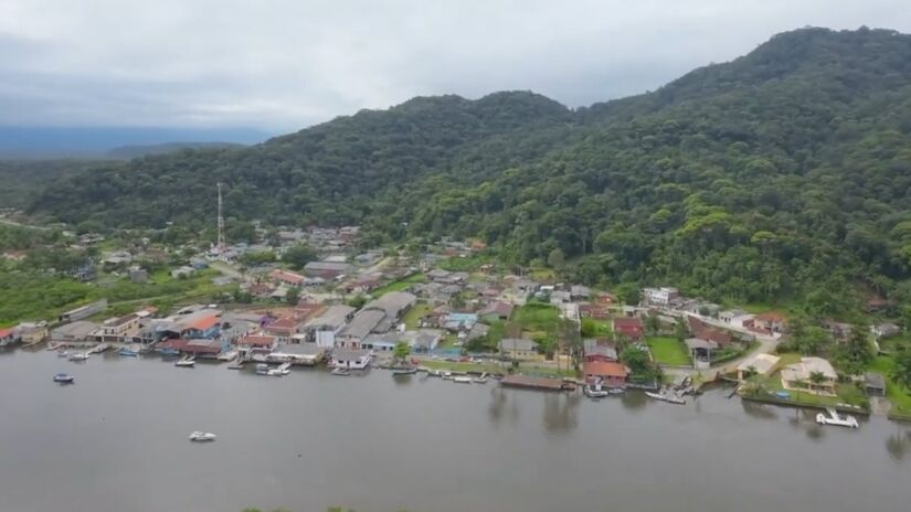 Descendo mais ao sul, surge a Vila de Ariri, em Cananéia, um dos recantos mais isolados e preservados do estado. Entre manguezais, rios e mar aberto, o vilarejo só é acessível por barco ou estrada de terra, o que ajuda a manter sua atmosfera rústica e autêntica. Tradicional, simples e praticamente intocada, a região preserva modos de vida centenários e uma natureza exuberante. Foto: YouTube