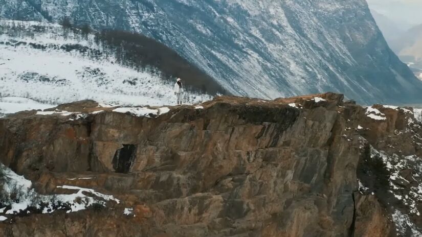 Entre picos que passam de 7 mil metros e vales glaciais antigos, a região mantém um ambiente extremo e preservado