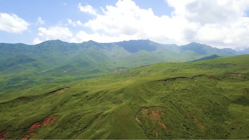 O clima rigoroso e as trilhas remotas moldam a experiência de quem atravessa o planalto