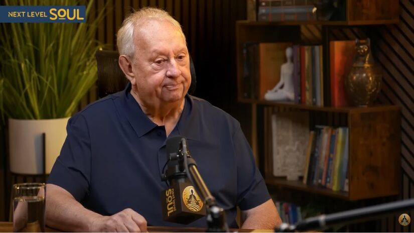 Ele afirma ter recebido uma mensagem divina antes de despertar no hospital (Fotos: Reprodução/Youtube)