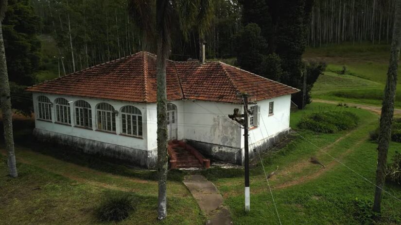 A vila alia turismo histórico e natureza preservada, conceito em alta entre quem busca descanso com significado.