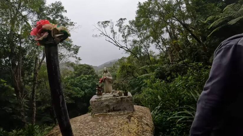 Localizada em Piedade, a cerca de 150 km da capital, a vila fica dentro da área da Parque Estadual do Jurupará, uma enorme reserva de Mata Atlântica.