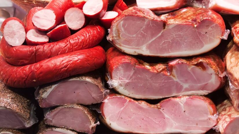 A grande quantidade de sódio nos embutidos é usada para conservação e sabor. O consumo excessivo de sódio contribui para o aumento da pressão arterial, o que eleva o risco de hipertensão e, consequentemente, de doenças cardiovasculares.