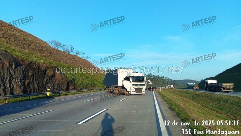 Segundo informações da SPMar, o motorista de uma carreta teria sido sequestrado e obrigado a posicionar o caminhão atravessado na pista / Fotos: Artesp