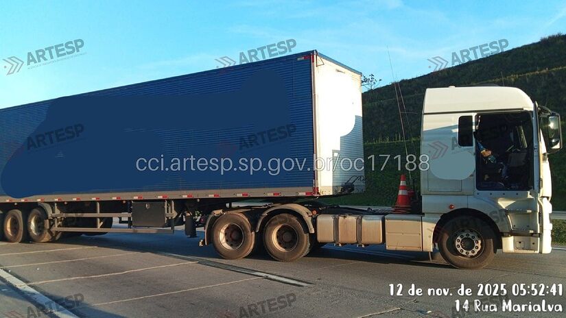 Motorista disse à equipe da concessionária que há um artefato na cabine do caminhão, que seria uma bomba de produção caseira.