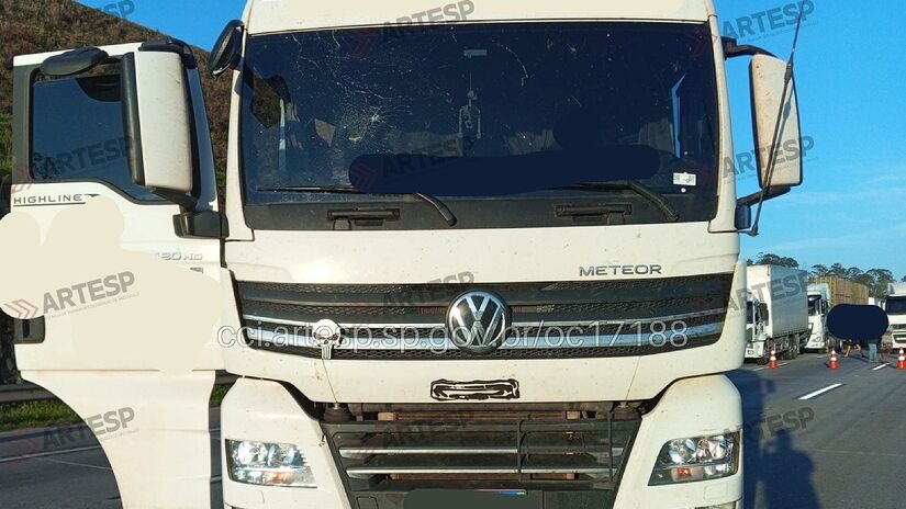 Crime teria ocorrido por volta das 4h, quando o motorista teria sido abordado por três homens e obrigado a fazer manobra na pista.