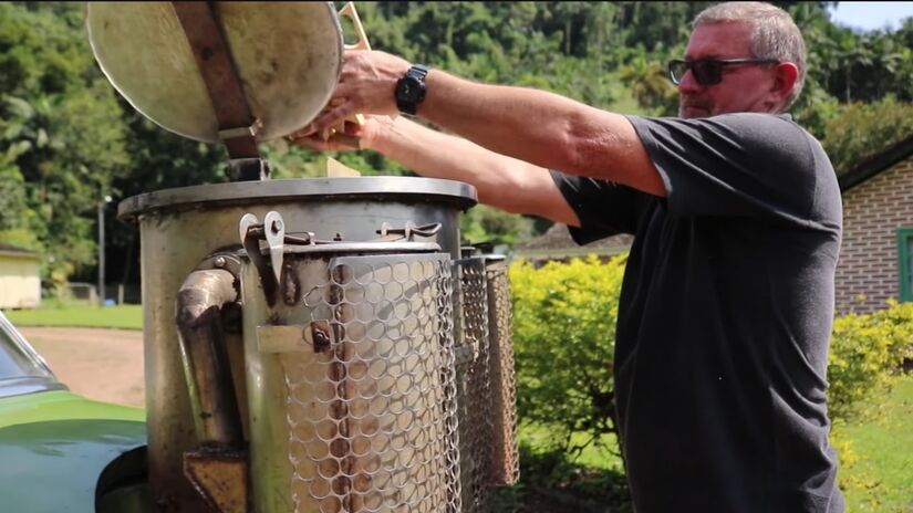 O desempenho surpreende os curiosos que se aproximam para ver de perto. "O carro faz 80 km com 22 kg de madeira", afirma Dreivin Juan Schmidt, filho de Elemer, que também aprendeu a operar o sistema e a monitorar a pressão do gás.