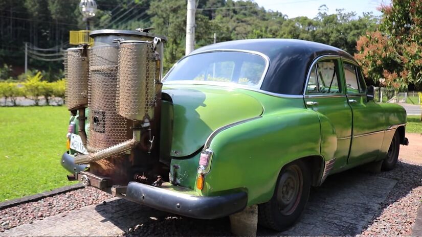 Cinco anos após a adaptação, em outubro de 1982, a família obteve um certificado técnico que autoriza a circulação do veículo em vias urbanas e rodovias. O documento reconhece o sistema e garante a regularidade da limusine.