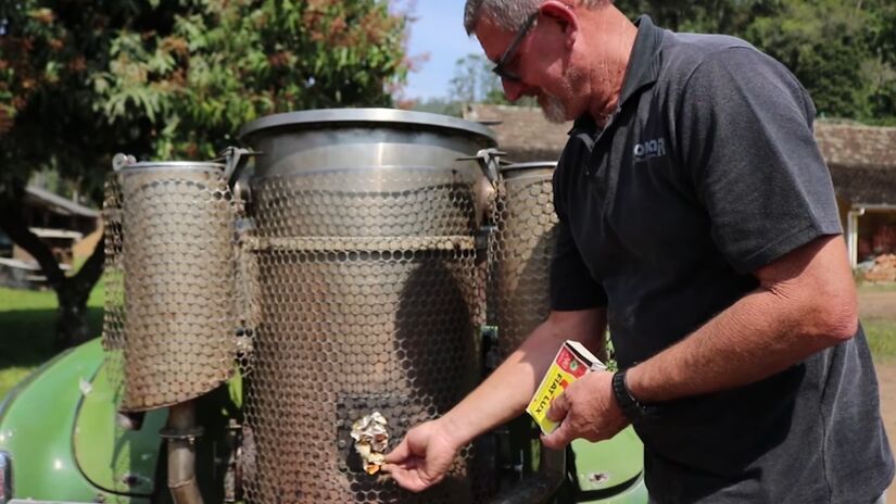 Além do compartimento para lenha, a limusine preserva um tanque auxiliar de 10 litros de gasolina. Fotos: Reprodução YT/ Vale Agrícola