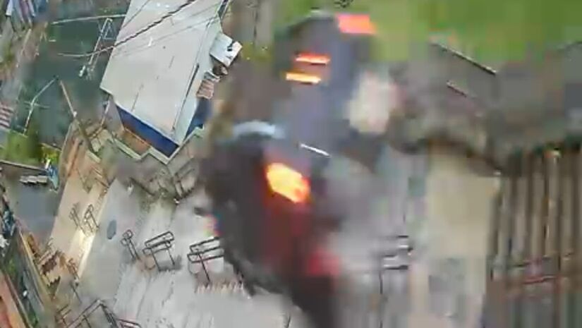Momento do acidente foi flagrado por câmeras de segurança/Reprodução