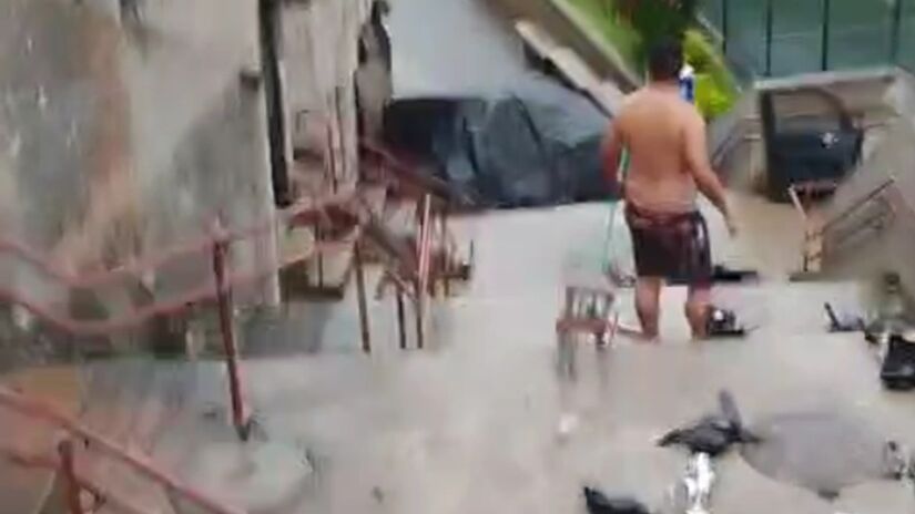 Destroços do veículo ficaram espalhados pelo escadão/Reprodução