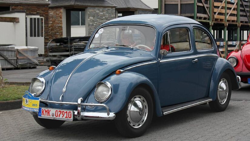 Volkswagen Fusca: o carro que conquistou o mundo

Criado em 1938, o Volkswagen Fusca se tornou o verdadeiro "carro do povo". Com design simpático, mecânica simples e durabilidade impressionante, conquistou motoristas em todos os continentes.

Ícone da contracultura e da mobilidade acessível, deixou de ser produzido, mas sua forma arredondada continua entre as mais reconhecíveis do mundo  símbolo da genialidade na simplicidade.

Fotos: Wikimedia Commons