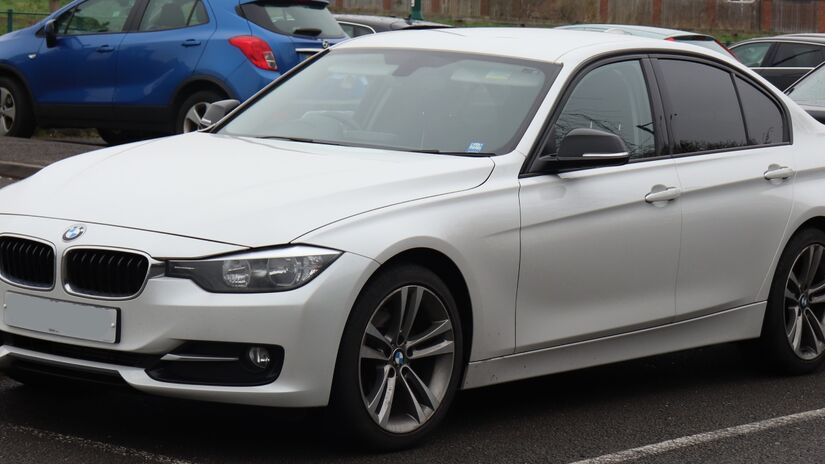 Fechando a lista, um modelo que dispensa apresentações. O BMW Série 3 sempre carregou status de sedã premium e, mesmo usado, mantém o ar de exclusividade. A surpresa é que, dependendo do ano, custa menos que um carro de entrada zero quilômetro. Foto: Wikimedia Commons