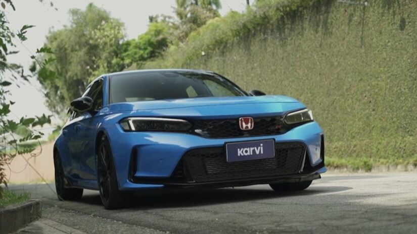 O Civic de oitava geração marcou época. Na fase em que esteve nas lojas, chegou até a ultrapassar o Toyota Corolla em vendas por alguns meses. Hoje, mesmo usado, ainda transmite aquela sensação de sedã mais caro e "presente" na rua. Foto: Reprodução YT/Karguru