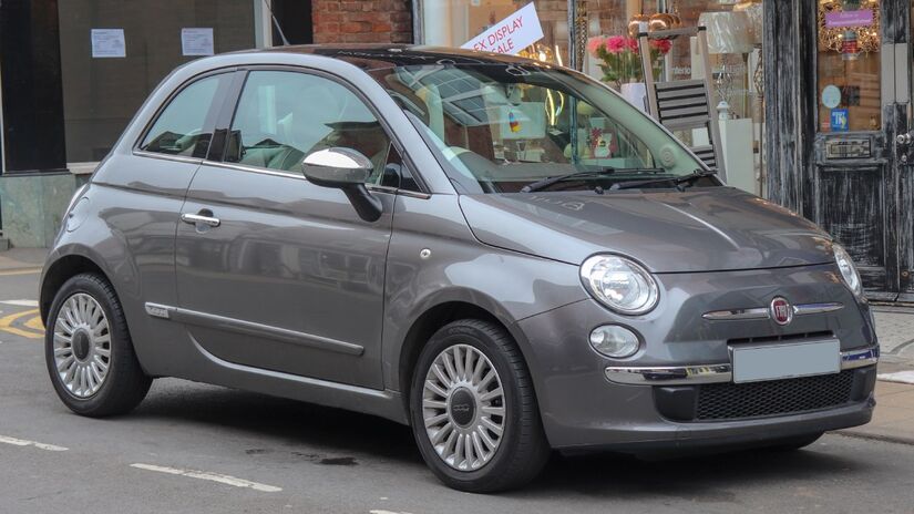 O Fiat 500 é o tipo de carro que conquista pelo visual. Com estilo retrô inspirado no clássico italiano, ele divide a prateleira emocional com Mini Cooper e Volkswagen New Beetle  mas custando bem menos. No Mercado Livre, unidades 2012 aparecem a partir de R$ 33 mil. Foto: Wikimedia Commons