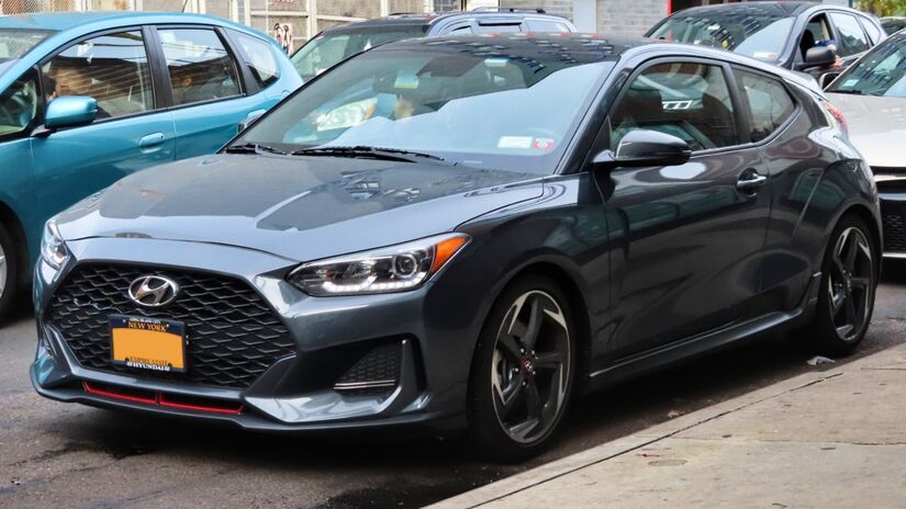 O Veloster entrou para o imaginário coletivo por causa da carroceria diferente: três portas, sendo duas de um lado e apenas uma do outro. Visual esportivo ele tem de sobra  e isso faz com que pareça mais caro do que realmente é. Foto: Wikimedia Commons