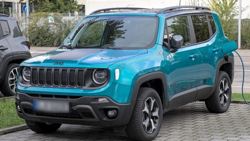 Desde 2022, o Renegade passou a incluir o estacionamento automático na versão Série S, uma das mais completas da linha. Unidades 2022 aparecem por valores a partir de R$ 99.900.
