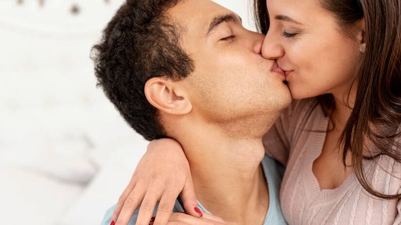 Fobia de beijar: Filemafobia

Nem mesmo os filmes de romance podem quebrar o pavor que quem tem filemafobia sente ao beijar ou apenas se imaginar beijando alguém. A aversão é tanta que essas pessoas podem até sentir tremedeira, boca seca e enjoo.