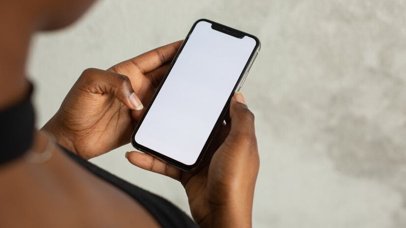 Este termo é uma combinação das palavras em inglês "phone" (telefone, no caso o celular) e "snubbing" (desprezar) - (Monstera Production/Pexels)