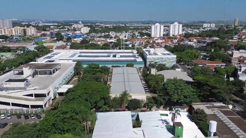 A cidade conta com uma população estimada em 116.674 pessoas e possui um PIB per capita atual de R$ 457,5 mil - (Reprodução/YouTube)