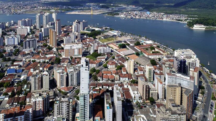 É difícil de imaginar uma cidade tão histórica como Santos deixando de existir. Mas, segundo o levantamento, existe um sério risco de isso acontecer caso o mar siga avançando - (Rubens Chaves/Folhapress)