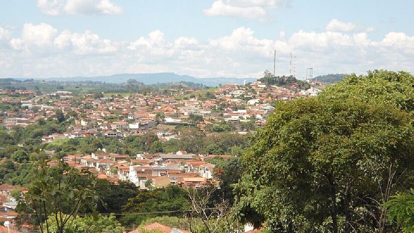 É mesmo uma cidadezinha, mas recheada de lindos atrativos. Imagem: Yon10/Wikimedia Commons