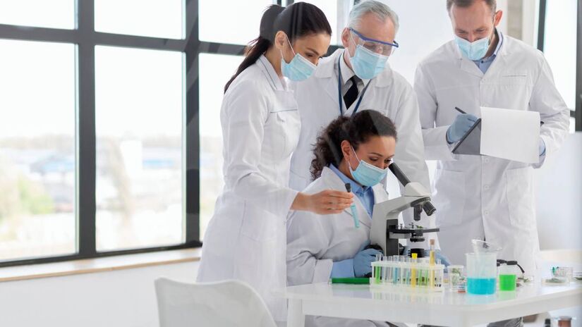 Os cientistas descobriram que o odor está associado a uma molécula específica, chamada 2-nonenal. Ela é produzida na pele quando os ácidos gordos oxidam de forma natural. É, portanto, um processo bioquímico inevitável com o passar dos anos.