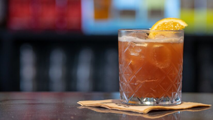 Os gelos saborizados, populares nos drinks, podem esconder açúcar e aditivos que aumentam as calorias da bebida