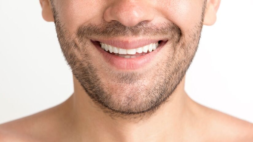 Quando a proteína entra em contato com os minerais presentes na saliva, ela cria uma camada protetora parecida com o esmalte natural