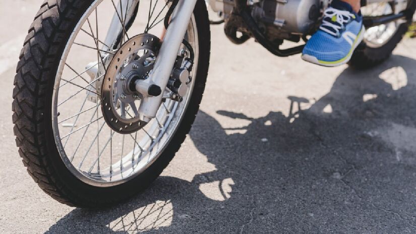 A comercialização de pneus remold para motos e motocicletas é proibida pela Resolução n&ordm; 158/2004 do Conselho Nacional de Trânsito (Fotos: Freepik)
