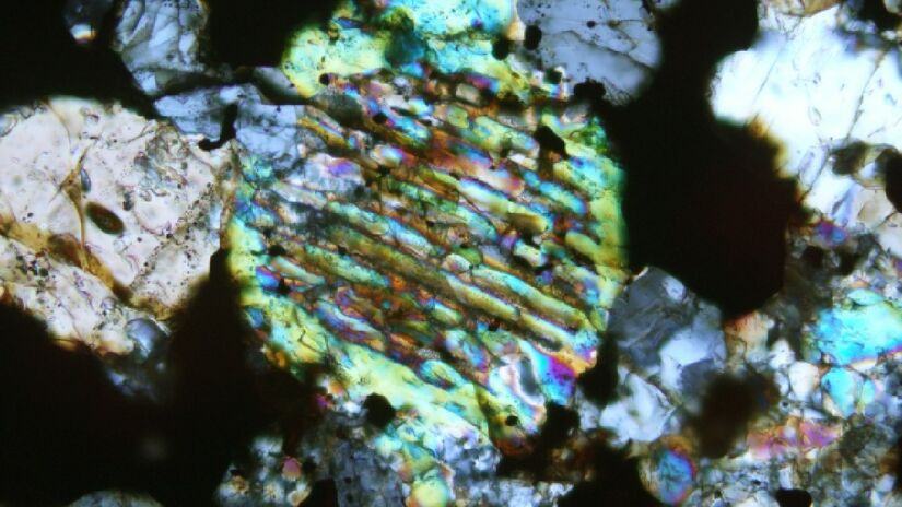 Crôndulos são gotículas de metal cristalizado encontrados em meteoritos. Imagem: Repordução Birch et al., PRSV, 2019