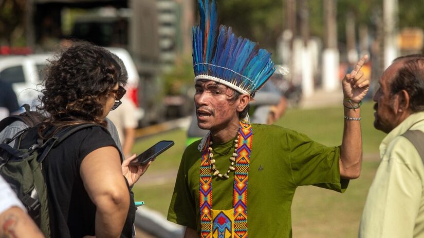 Membro de comunidade indígena em frente ao edifício da COP30/Toninho Castro/Agência Brasil