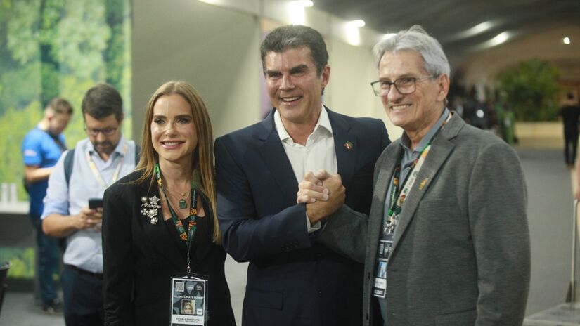 Governador do Pará, Helder Barbalho, cumprimenta Valter Correia da Silva, secretário da COP30/Toninho Castro/Gazeta de S.Paulo