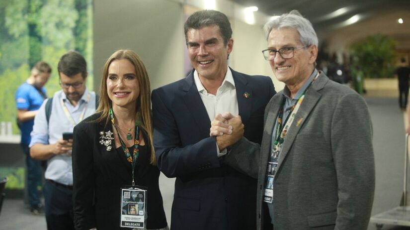 O governador do Pará, Helder Barbalho, cumprimenta Valter Correia da Silva, secretário da COP/Toninho Castro/Gazeta de S. Paulo