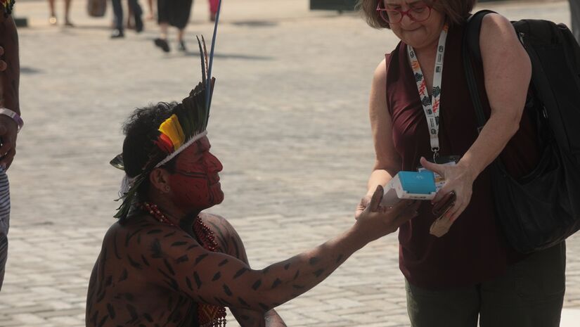 Indígena vende artesanato próximo às sedes da COP30/Toninho Castro/Gazeta de S.Paulo