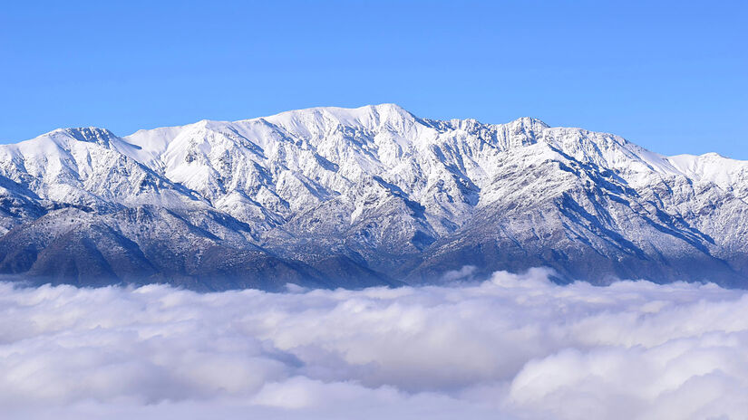 Além da tradicional Cordilheira dos Andes, o local abriga outros pontos, como o Cerro San Cristóbal, considerado um ícone da cidade, que oferece uma vista panorâmica do destino, além da vista da própria Cordilheira dos Andes - (Sebastian Silva Solar/Unsplash)