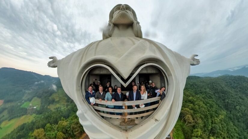 Dentro da estátua, a 33 metros de altura, há um mirante em formato de coração que permite aos visitantes uma vista panorâmica para o Vale do Taquari - (Gustavo Mansur/Palácio Piratini)