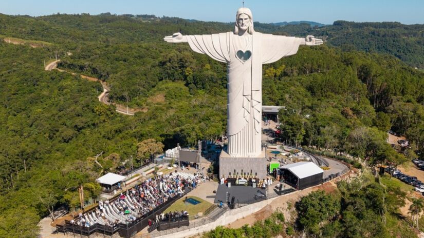 Com uma base de seis metros, o conjunto chega a 43,5 metros de altura total, se tornando mais um ponto turístico forte no País - (Maurício Tonetto/Secom)