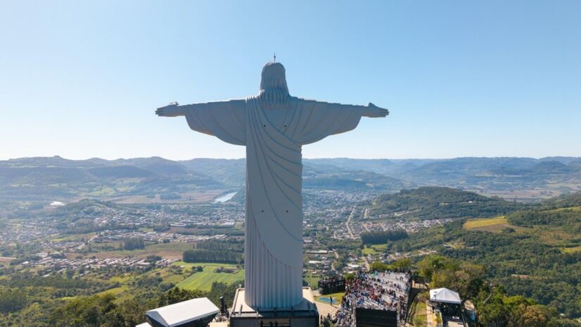 Inaugurado em 2022, a maior imagem de Cristo da Terra também impressiona por seus detalhes. Os braços possuem 39 metros de envergadura, e o peso ultrapassa 1.700 toneladas - (Maurício Tonetto/Secom)