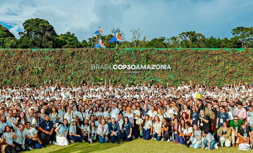 Lula posa ao lado de voluntários da conferência/Ricardo Stuckert/PR